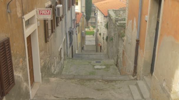 Rua Estreita Com Escadas — Vídeo de Stock
