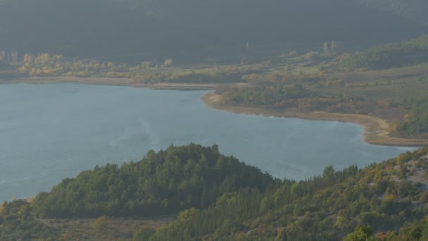 Krka Und Ein Bewaldeter Hügel — Stockvideo