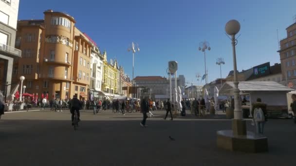 Gente Una Plaza Ciudad — Vídeo de stock