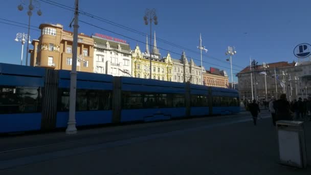 Mavi Bir Tramvay Şehir Meydanındaki Insanlar — Stok video