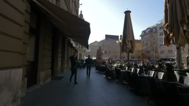 Gente Caminando Por Cafés Aire Libre — Vídeos de Stock