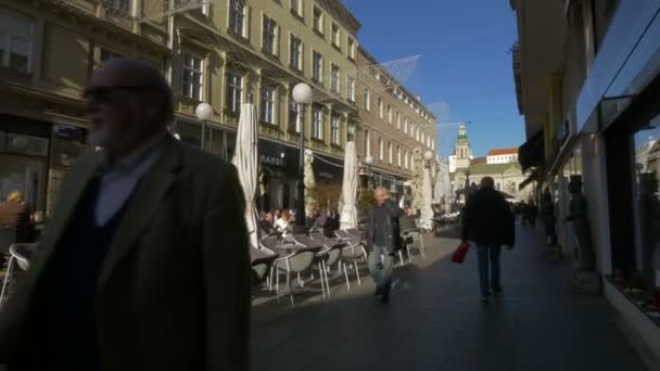 Ludzie Przechodzący Obok Kawiarni Świeżym Powietrzu — Wideo stockowe