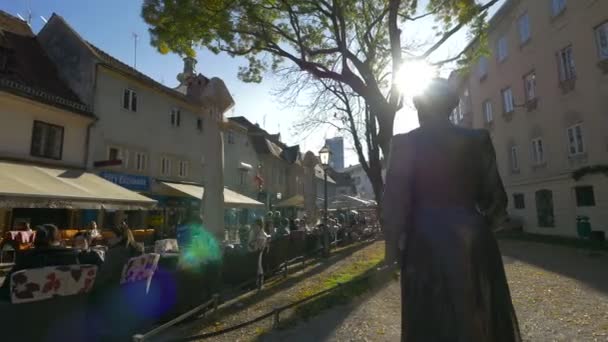 Una Estatua Cerca Restaurantes Aire Libre — Vídeo de stock