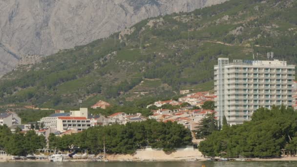 Makarska镇的酒店大楼 — 图库视频影像