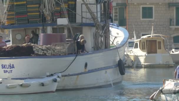 Fishermen Turning Boat Seaport — Stock Video