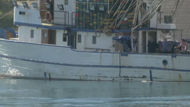 Pescadores Barco Puerto — Vídeos de Stock