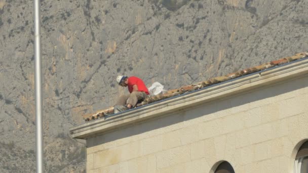 Mann Arbeitet Auf Einem Dach — Stockvideo