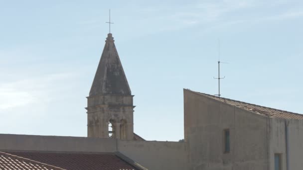 Kirchturm Und Dächer — Stockvideo