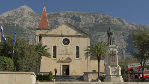 Iglesia Estatua Junto Montaña — Vídeo de stock