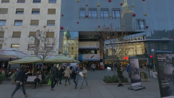 Ludzie Spacerujący Pobliżu Centrum Handlowego — Wideo stockowe