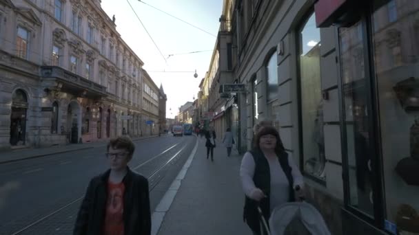 Άνθρωποι Περνούν Από Καταστήματα Ένα Δρόμο — Αρχείο Βίντεο