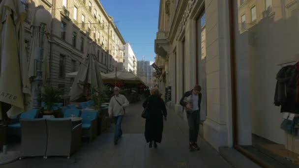 Люди Прогуливаются Открытым Кафе — стоковое видео