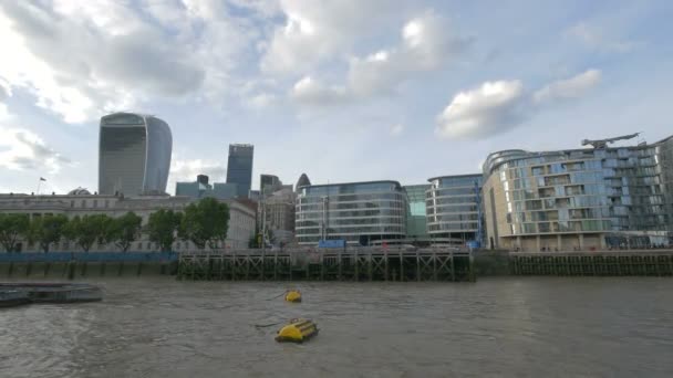 Moderne Gebäude Flussufer London — Stockvideo