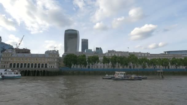 Thames Nehrinin Kıyısında — Stok video
