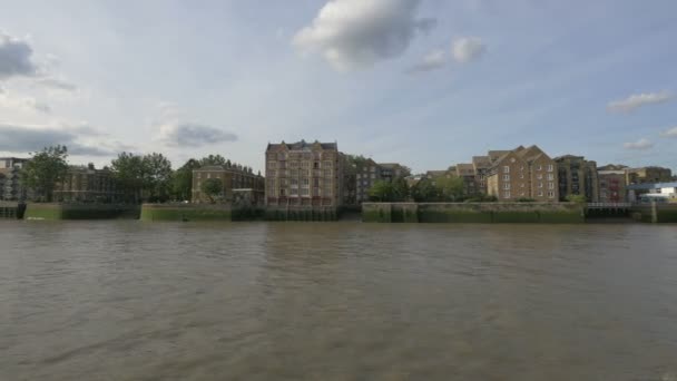 Κτίρια Στην Όχθη Του Ποταμού Στο Λονδίνο — Αρχείο Βίντεο