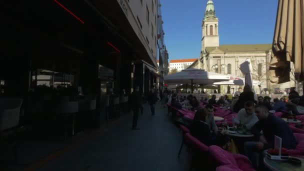 Ludzie Przechodzący Obok Kawiarni Świeżym Powietrzu — Wideo stockowe