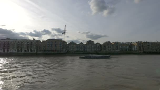 ロンドンの川沿い — ストック動画