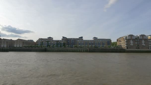 Budynki Położone Nad Brzegiem Rzeki Londynie — Wideo stockowe