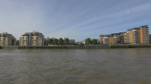 Gebouwen Aan Rivier Londen — Stockvideo