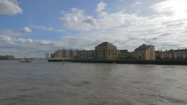 ロンドンの川沿いの建物と桟橋 — ストック動画