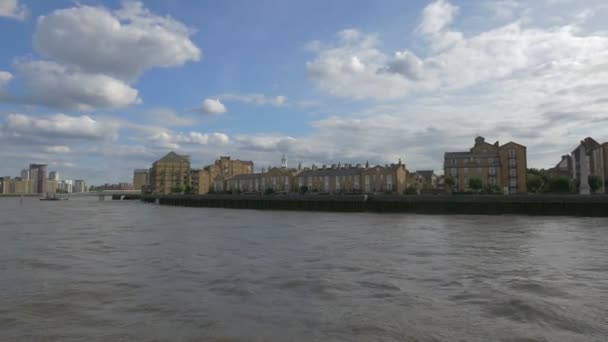 Londra Nehir Kenarındaki Binalar — Stok video