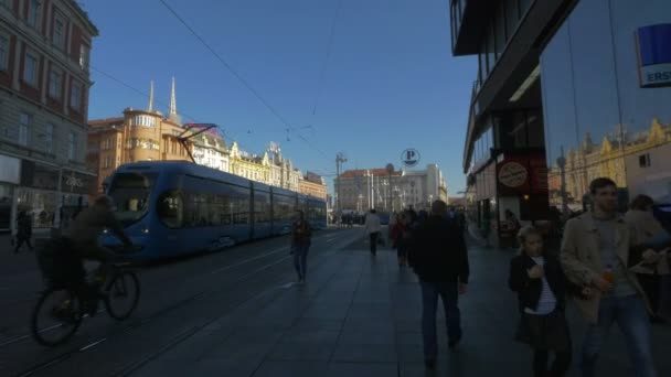 Άνθρωποι Περπατούν Κοντά Στην Κεντρική Πλατεία Στο Ζάγκρεμπ — Αρχείο Βίντεο