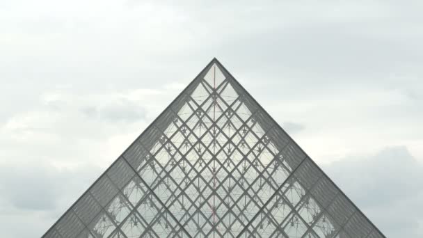 Louvre Piramidi Arka Planda Bulutlu Bir Gökyüzü — Stok video