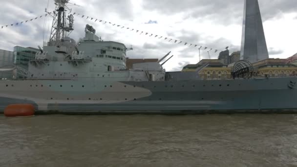泰晤士河上的皇家邮轮贝尔法斯特博物馆 — 图库视频影像