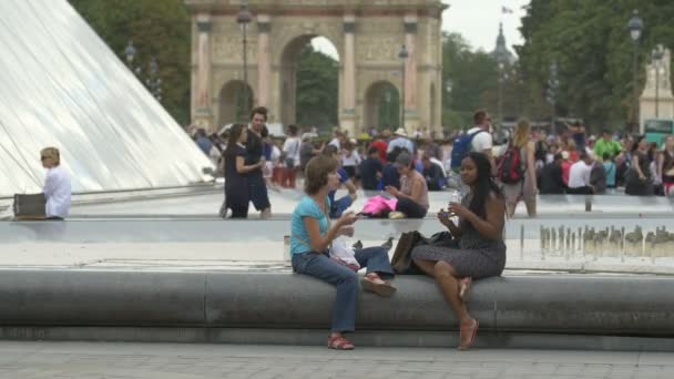 Twee Vrouwen Ontspannen Een Stenen Reling — Stockvideo