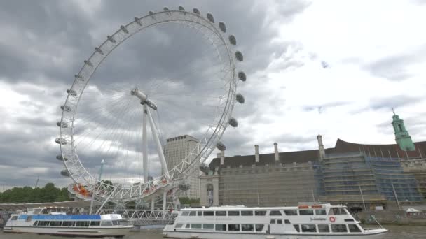 Ausflugsboote Ankern Der Nähe Des London Eye — Stockvideo