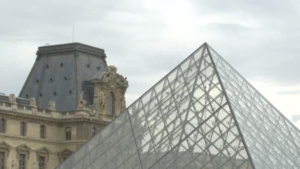 Louvre Pyramida Muzeum — Stock video