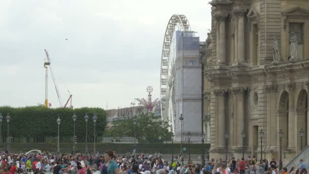 Multitud Frente Museo Del Louvre — Vídeos de Stock