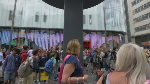 Натовп Лестер Сквер Лондоні — стокове відео