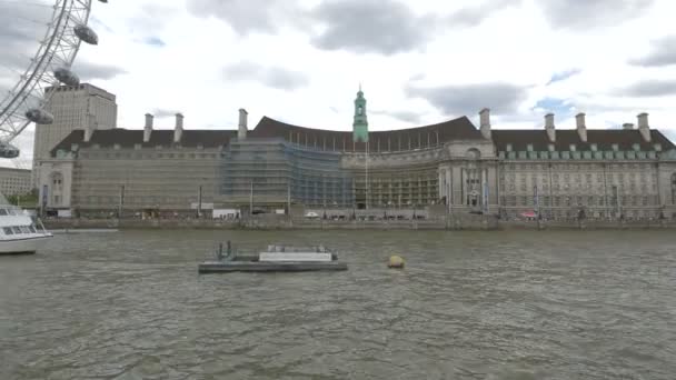 Das County Hall Und Das London Eye — Stockvideo