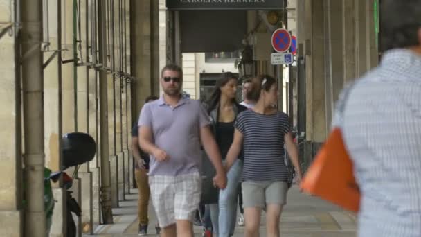 Des Gens Marchent Dans Couloir — Video