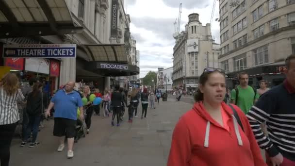 Pessoas Andando Rua Convetry — Vídeo de Stock