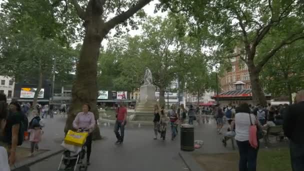 Pessoas Relaxando Perto Uma Estátua Leicester Square — Vídeo de Stock
