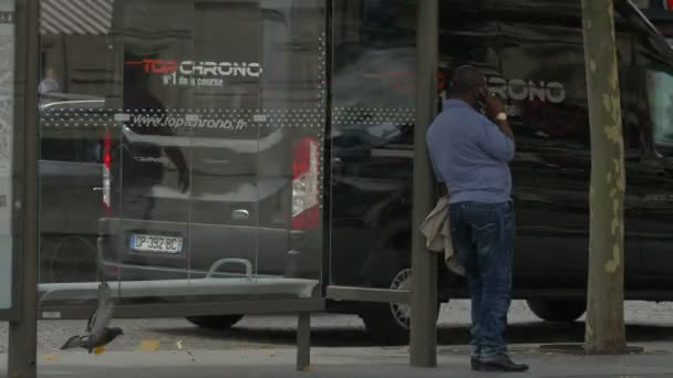 Чоловік Розмовляє Телефону Автобусній Станції — стокове відео