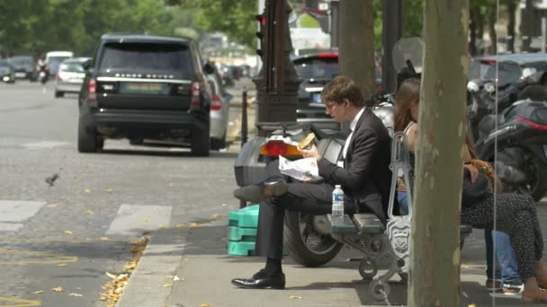 Hombre Comiendo Banco Ciudad — Vídeos de Stock