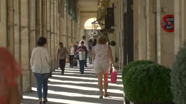 Gente Caminando Por Pasillo — Vídeos de Stock