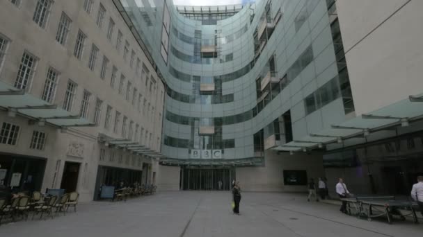 Der Eingang Des Bbc Broadcasting House — Stockvideo