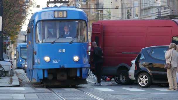 Tramway Bleu Roulant Dans Une Rue — Video