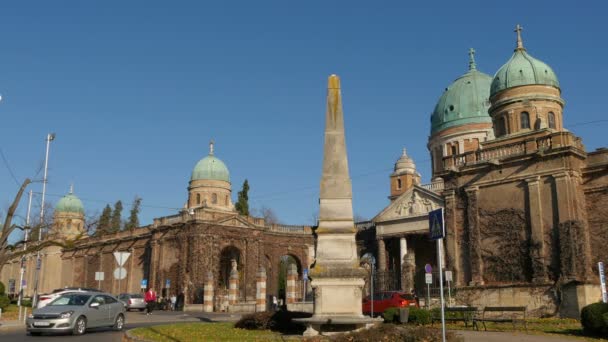 Monumento Frente Una Iglesia Zagreb — Vídeo de stock