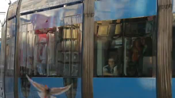 Vlnitá Modrá Tramvaj — Stock video