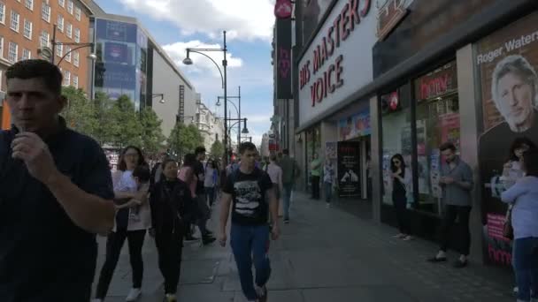 런던의 거리에 붐비는 사람들 — 비디오