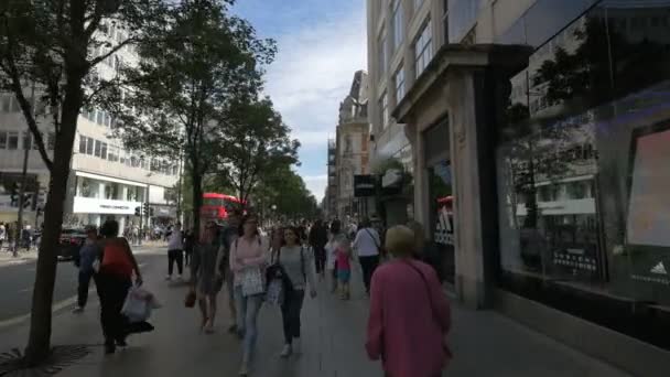 Gente Caminando Por Tienda Adidas — Vídeo de stock