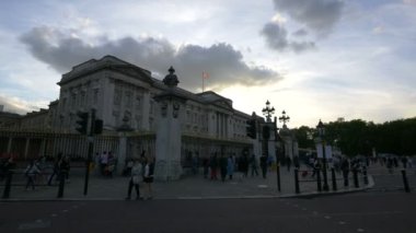 Buckingham Sarayı önünde kalabalık 