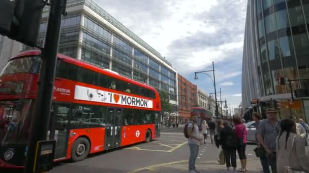 Κόκκινα Λεωφορεία Οδηγούν Στην Oxford Street — Αρχείο Βίντεο