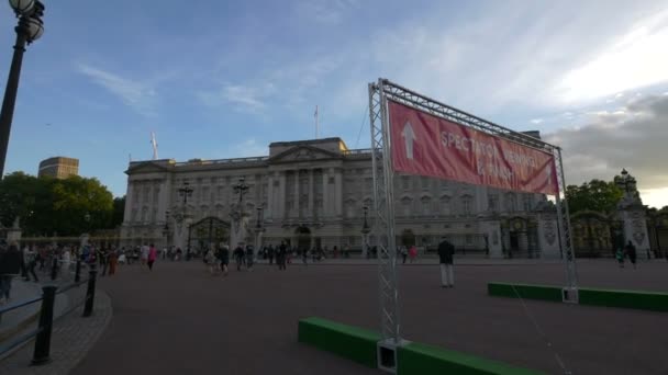 Turisté Buckinghamském Paláci Londýně — Stock video