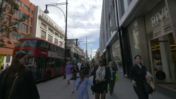 Άνθρωποι Περπατούν Στην Oxford Street — Αρχείο Βίντεο